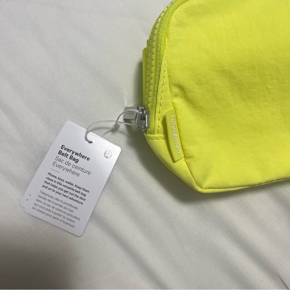 đ Lululemon Everywhere Belt Bag - Electric Lemon - Picture 2 of 5